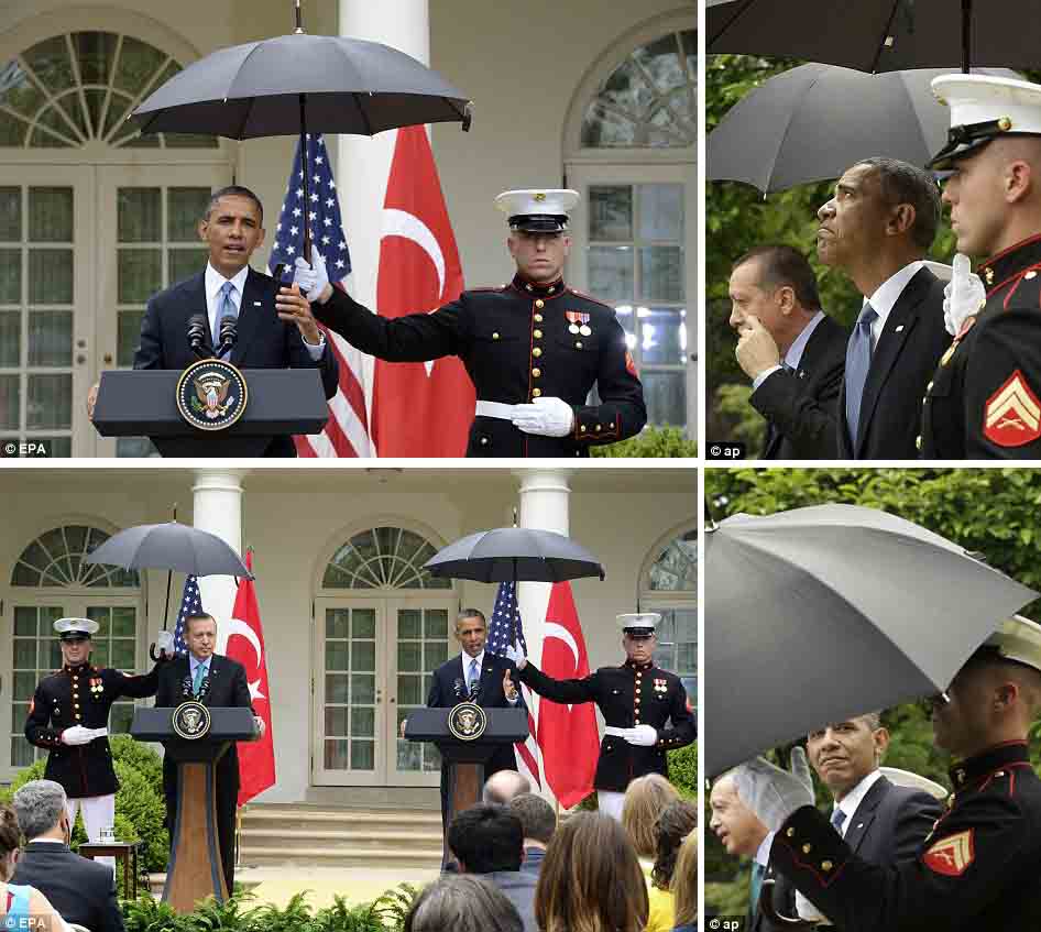 Pegangi Payung, Presiden Obama Suruh Marinir Langgar Aturan Militer